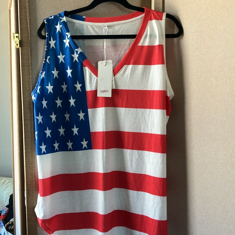 FINAL MARKDOWN XIERDUO Red and White Top 2xl. NWT
